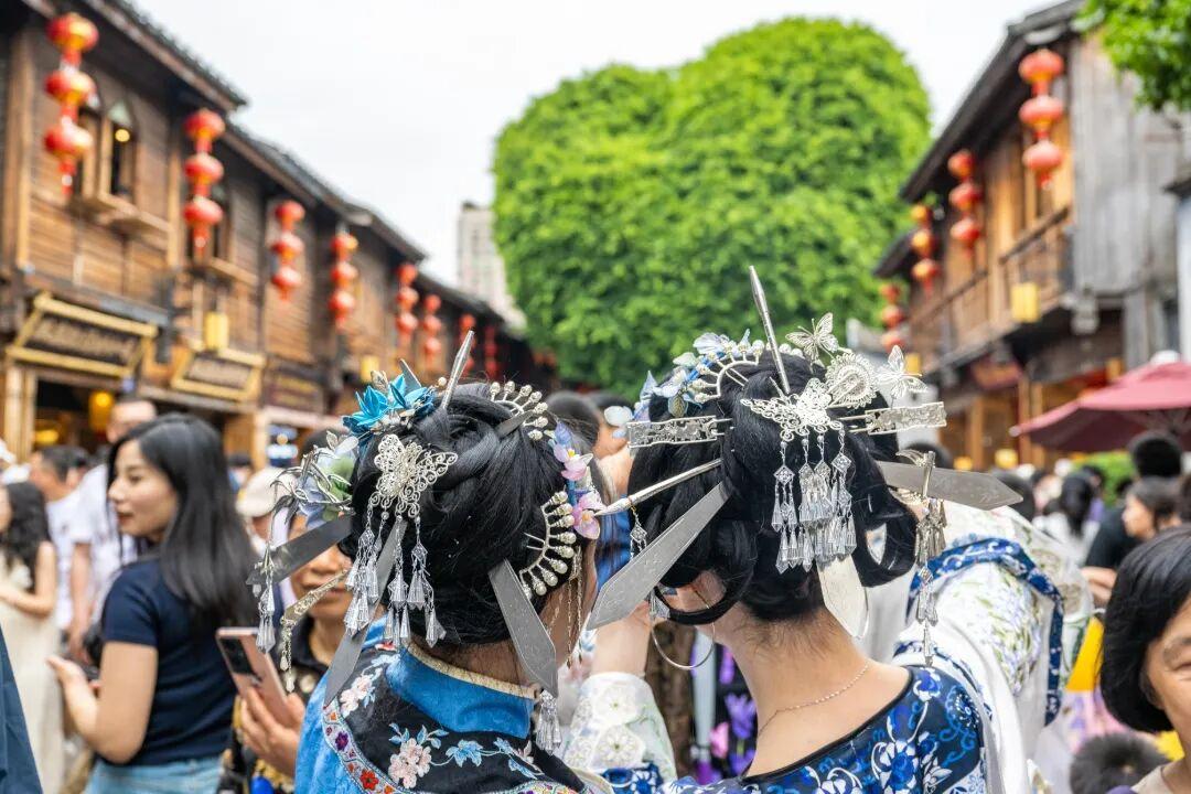 许多游客来福州体验三条簪。_null_林双伟_50%原图_20260403_20260403161920785_0676.jpg